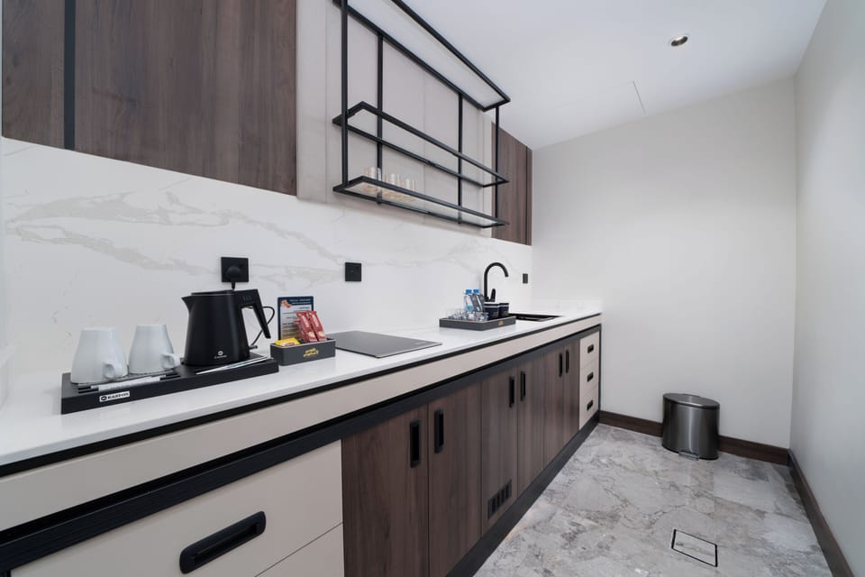 Deluxe Apartment | Private kitchen | Griddle, paper towels