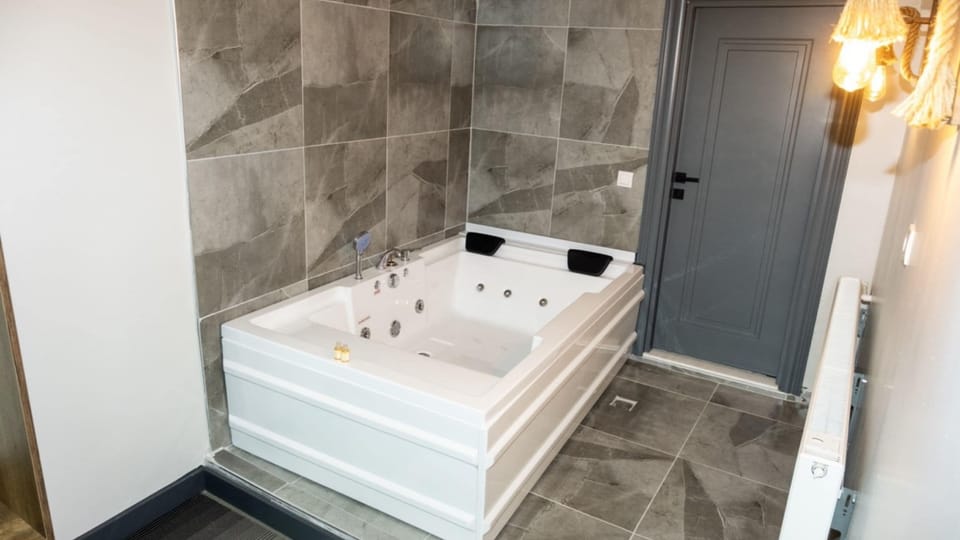 Studio, Jetted Tub | Premium bedding, Select Comfort beds, minibar, desk