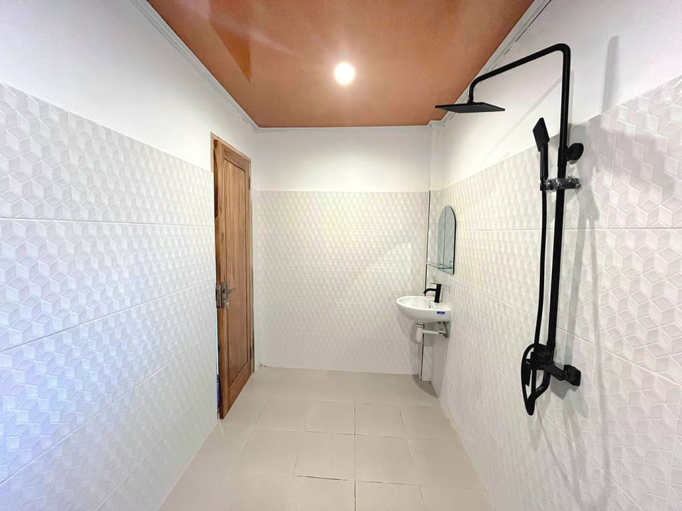 Double Room | Bathroom | Shower, free toiletries, towels, soap