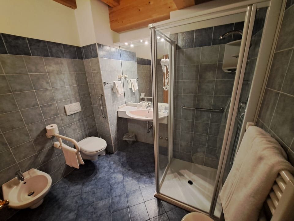 Classic Double or Twin Room, Balcony, Lake View | Bathroom | Hair dryer, towels, toilet paper