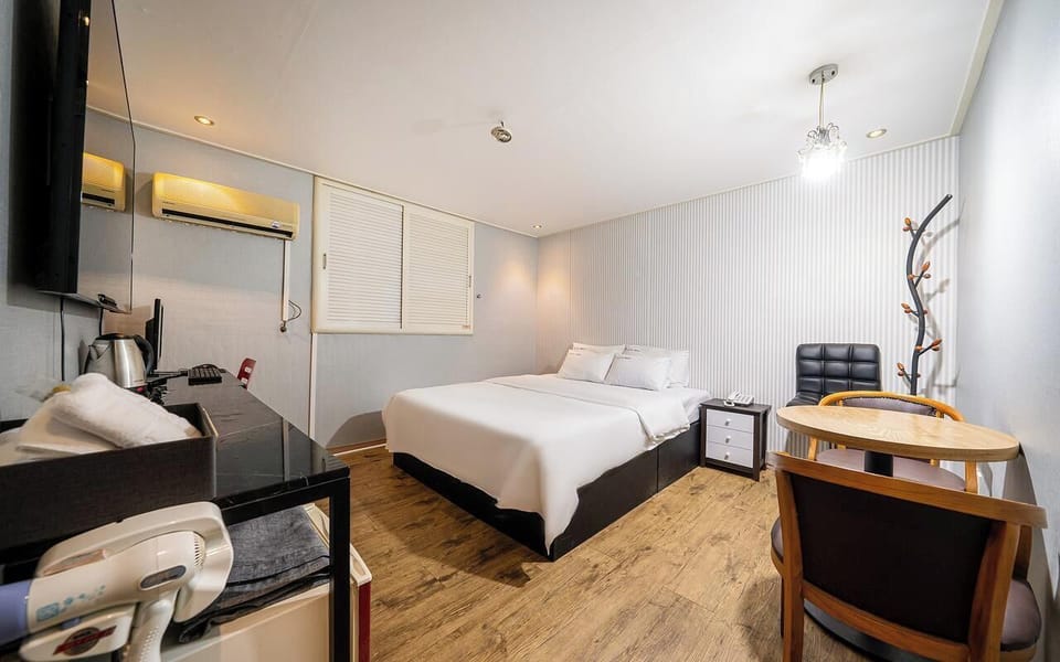 Deluxe Suite | Desk, WiFi (free)
