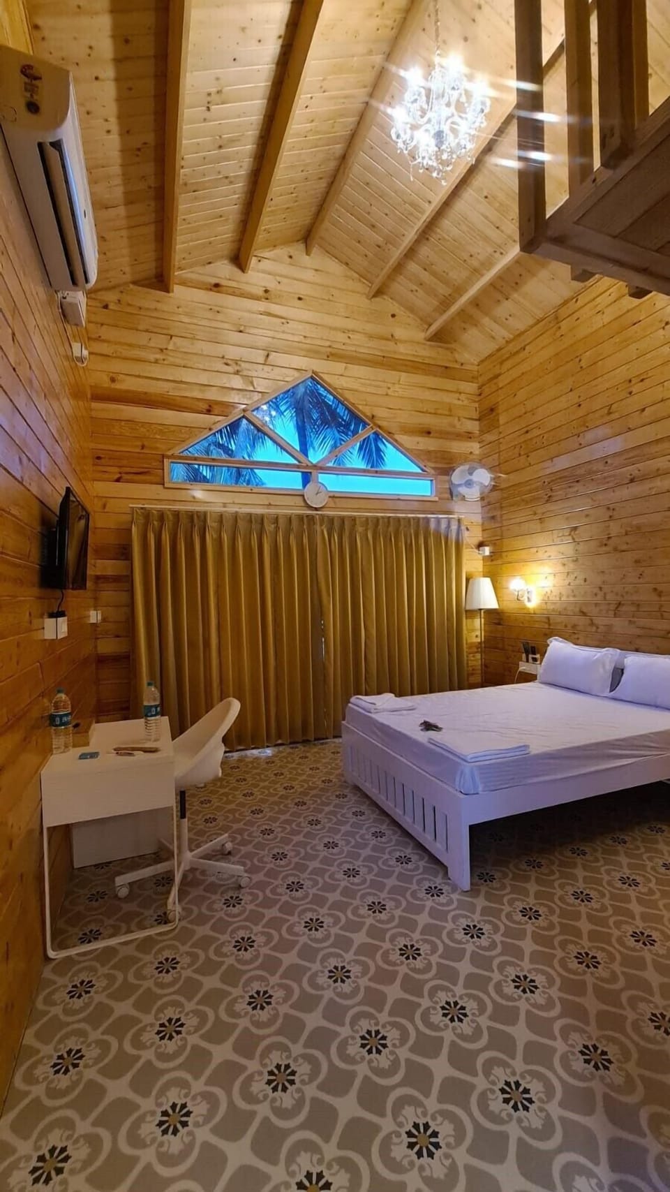 Luxury Cottage, 1 Bedroom | Desk, laptop workspace, free WiFi