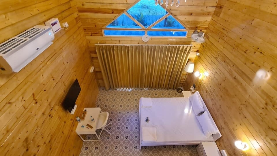 Luxury Cottage, 1 Bedroom | Desk, laptop workspace, free WiFi