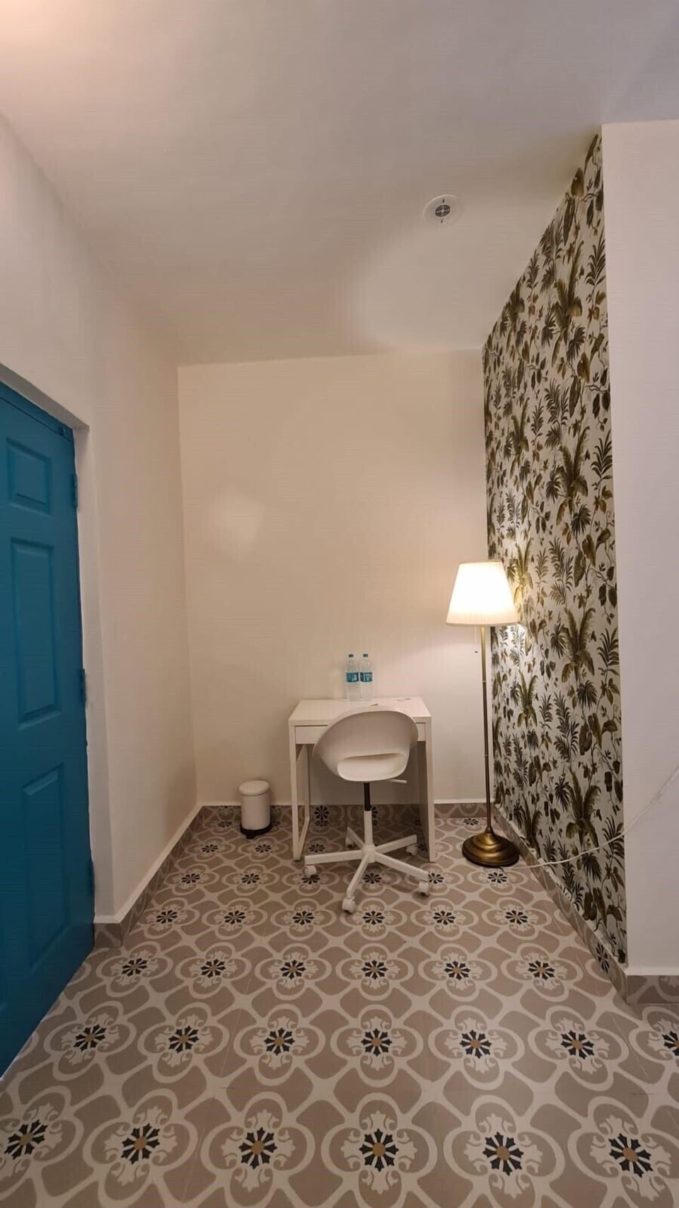 Studio Suite | Desk, laptop workspace, free WiFi