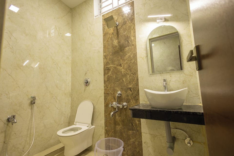 Deluxe Room | Bathroom | Shower, towels, soap, shampoo
