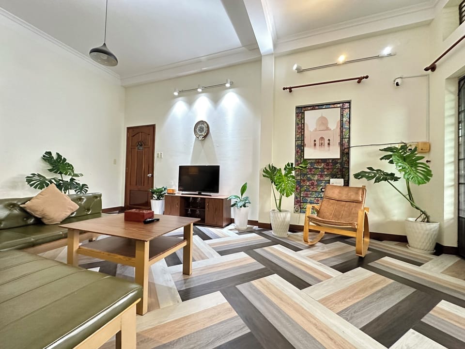 Apartment, 3 Bedrooms, Kitchen, City View | Living area