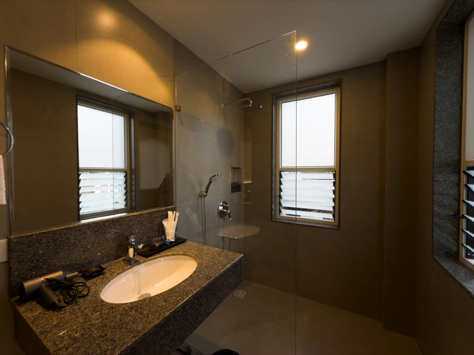 Deluxe Studio Suite | Bathroom | Free toiletries, hair dryer, bathrobes, slippers