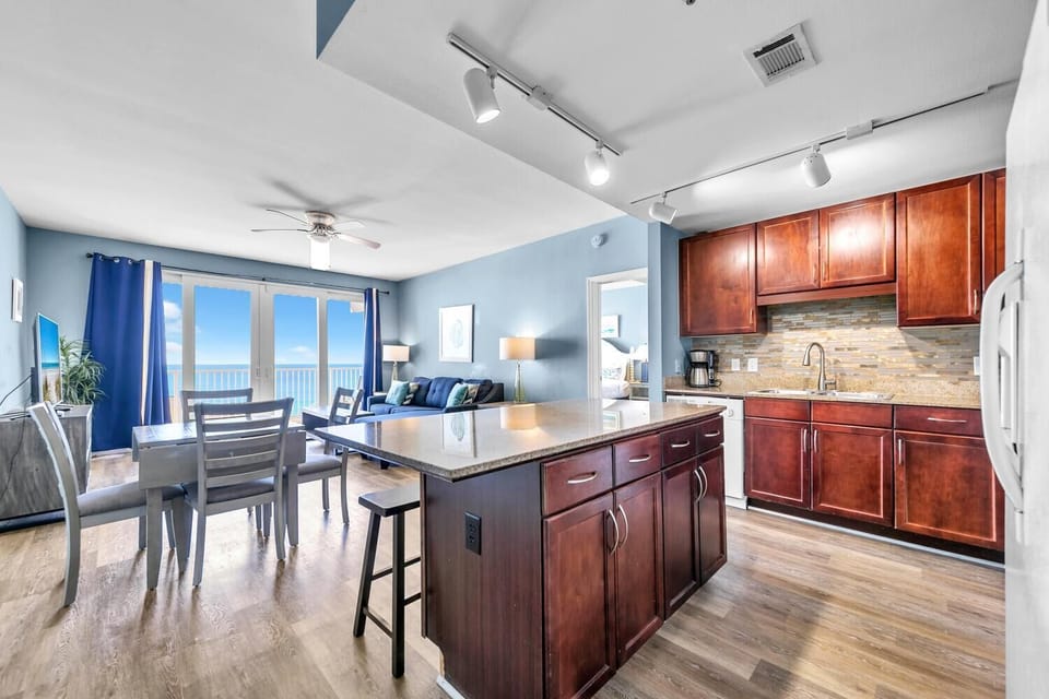 Condo, Multiple Beds (Laketown Wharf 1608- Turtle Tower) | Interior
