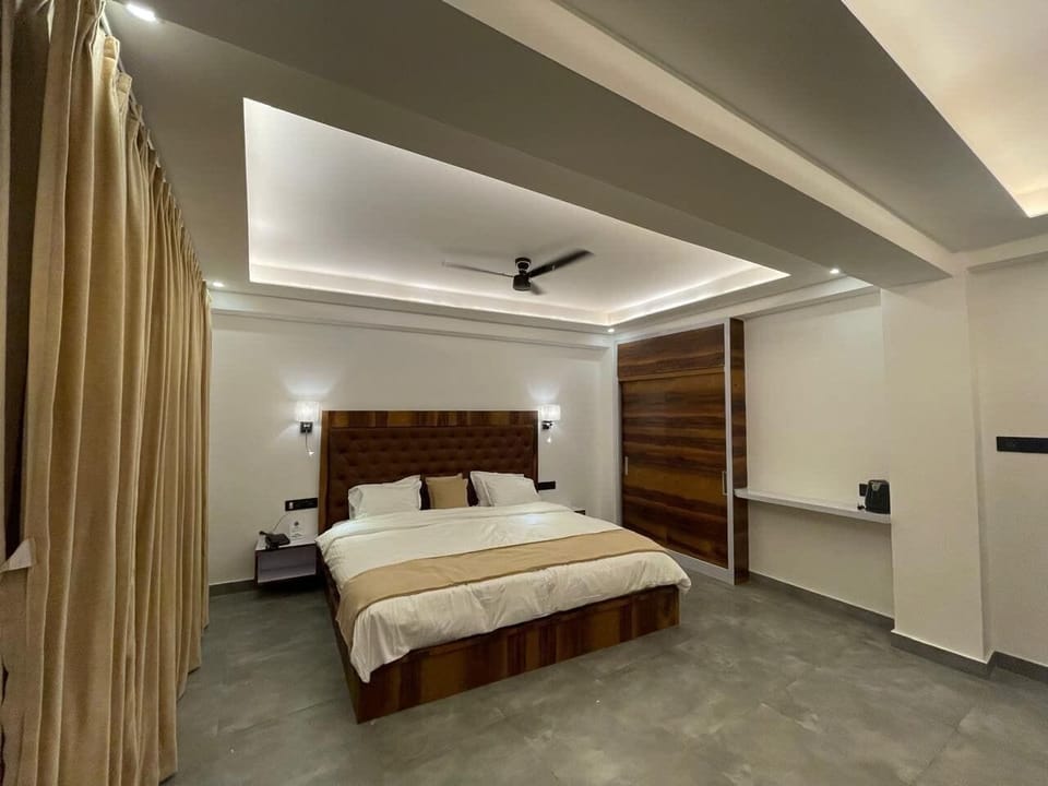 Junior Suite, Balcony, City View | Laptop workspace, blackout drapes, free WiFi