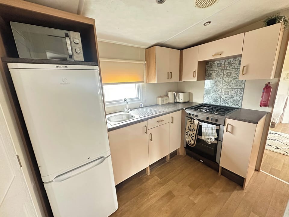 Apartment | Private kitchen | Fridge, microwave, oven, stovetop