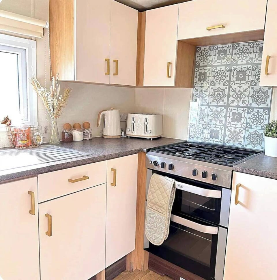 Apartment | Private kitchen | Fridge, microwave, oven, stovetop