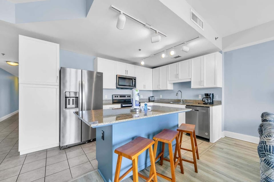 Condo, 1 King Bed with Sofa bed (Laketown Wharf 1803) | Private kitchen | Oven, toaster