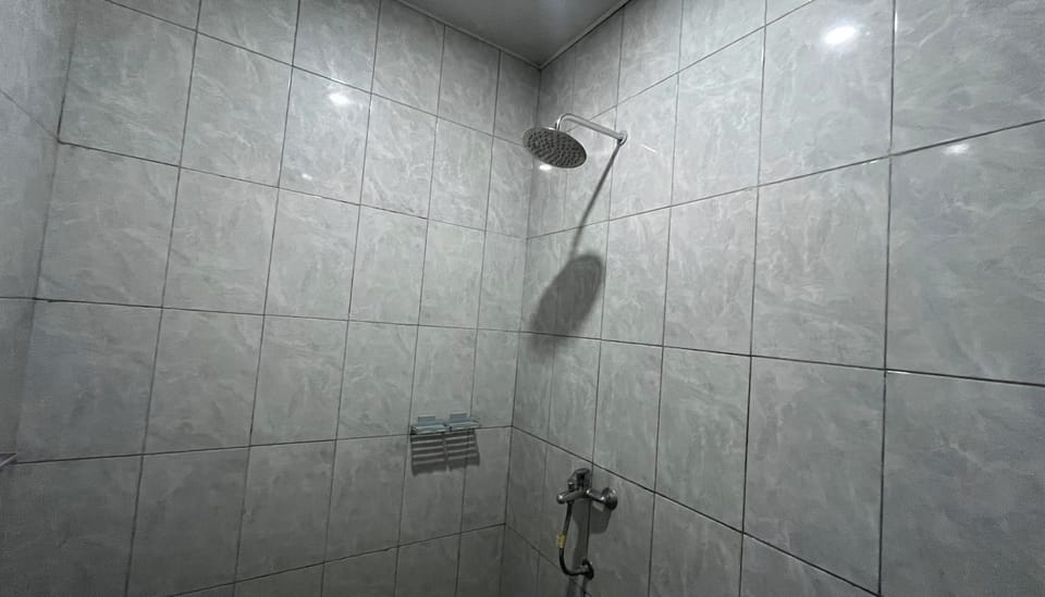 Standard Double Room | Bathroom | Shower, rainfall showerhead, free toiletries, towels
