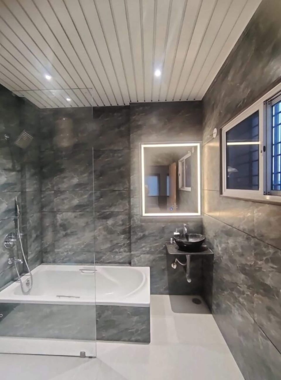 Deluxe Apartment | Bathroom