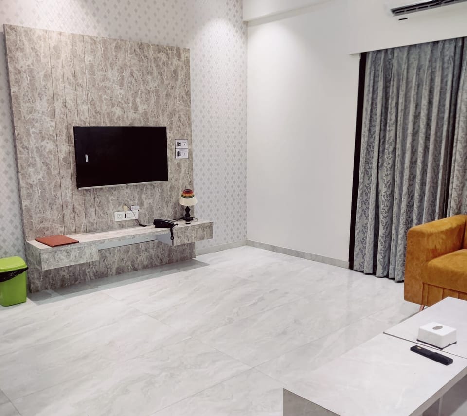 Panoramic Double Room | Living area | TV