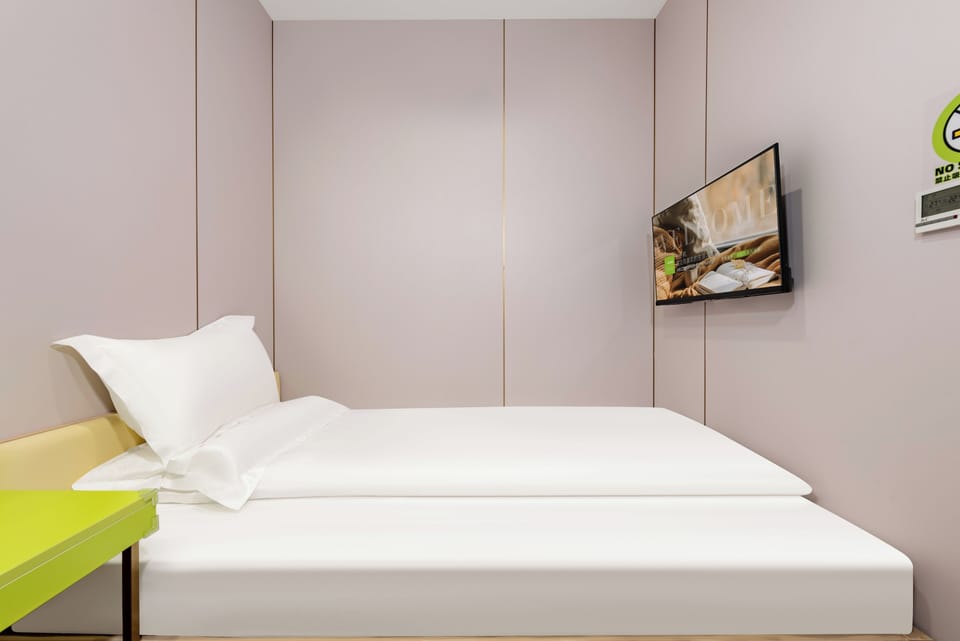 Comfort Single Room | Laptop workspace, free WiFi