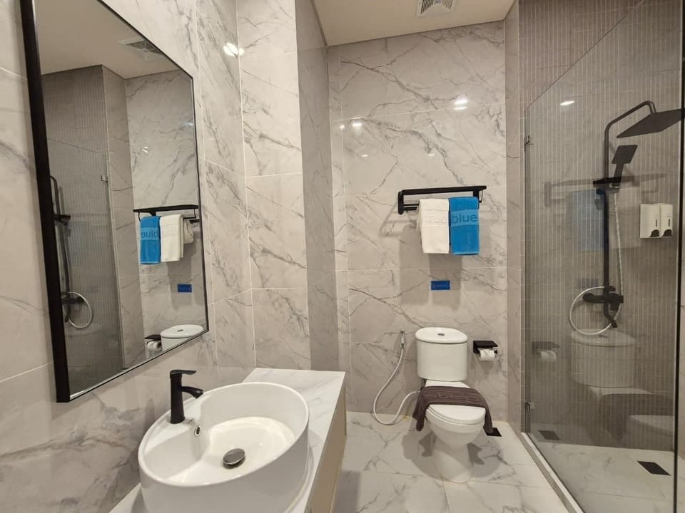 Deluxe Double Room | Bathroom | Free toiletries, slippers, towels, soap