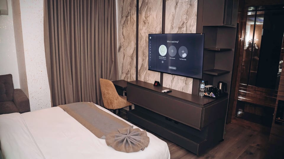 Classic Single Room, 1 Queen Bed, Non Smoking, Courtyard View | In-room safe, desk, laptop workspace, iron/ironing board
