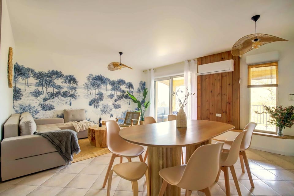 Classic Room, Non Smoking, Pool View | Living area | 40-inch flat-screen TV with cable channels
