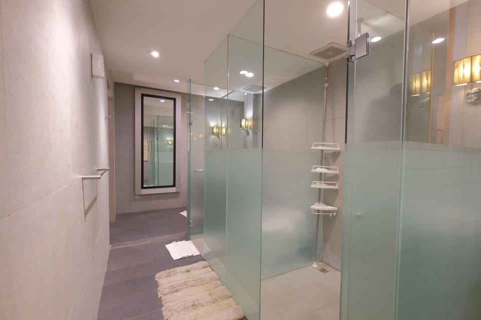 Presidential Room | Bathroom | Shower, free toiletries, hair dryer, slippers