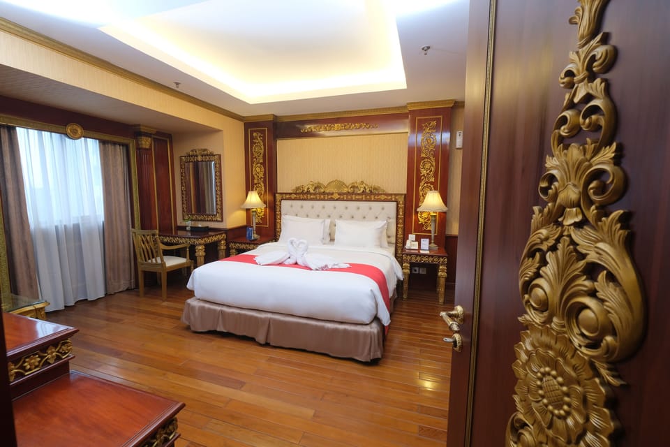 Royal Room | Desk, soundproofing, iron/ironing board, bed sheets