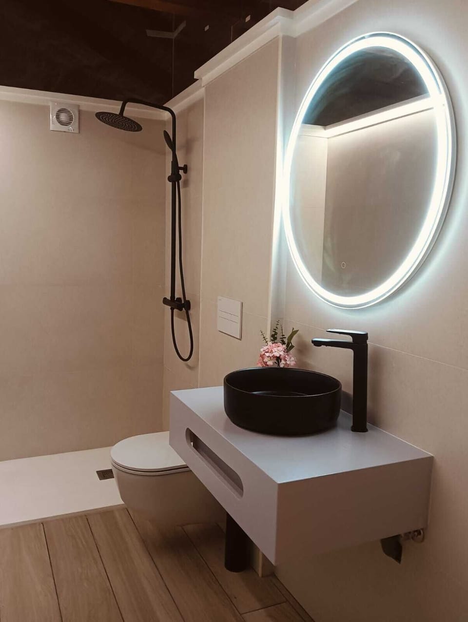 Double Room, 1 Queen Bed | Bathroom | Towels, soap, shampoo, toilet paper