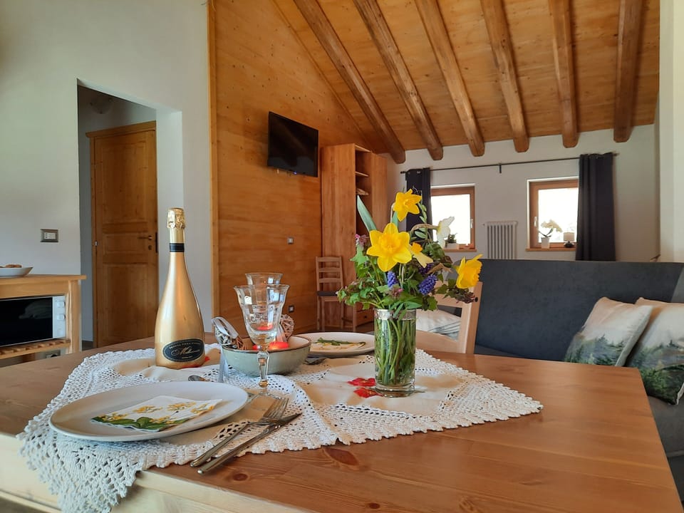 Comfort Studio, Lake View | Cribs/infant beds, free WiFi, bed sheets