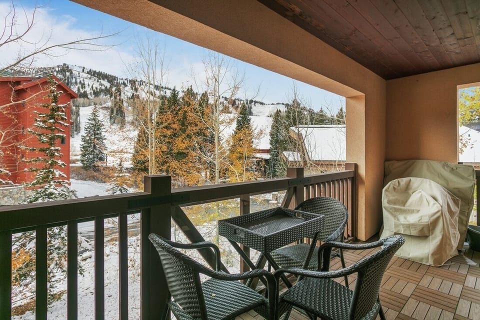 Condo, 2 Bedrooms | Property grounds