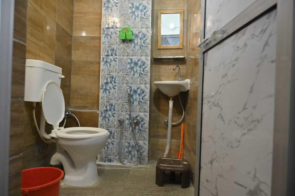 Deluxe Triple Room | Bathroom | Free toiletries, towels, soap, shampoo