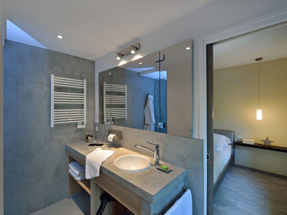 Luxury Suite, Ensuite (Voyage à l'infini ) | Bathroom | Shower, hair dryer, heated floors (bathroom), towels