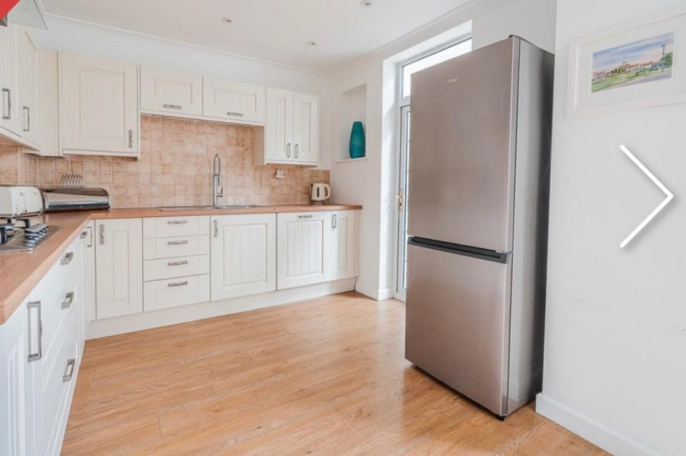House | Private kitchen | Fridge, microwave, oven, stovetop