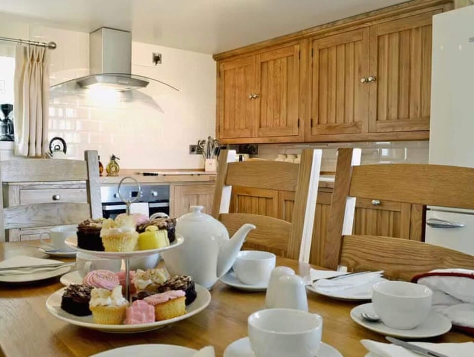 Cottage | Dining