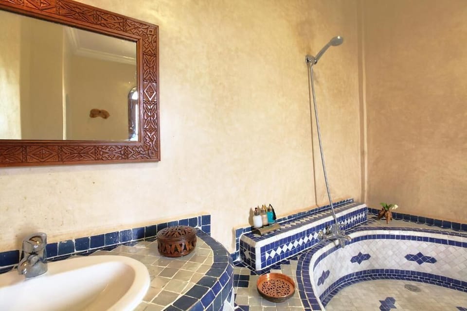 Combined shower/tub, towels, soap, shampoo