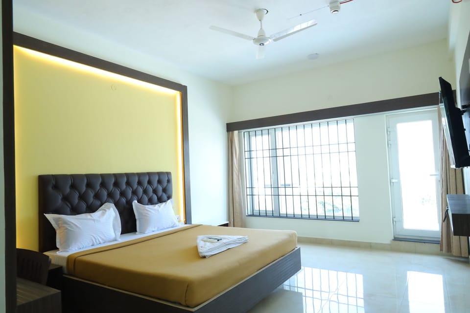 Deluxe Room with Balcony | Soundproofing, free WiFi, bed sheets