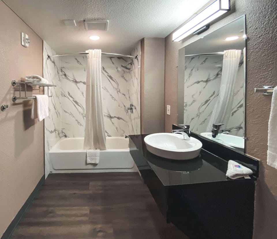 Combined shower/tub, free toiletries, towels, soap