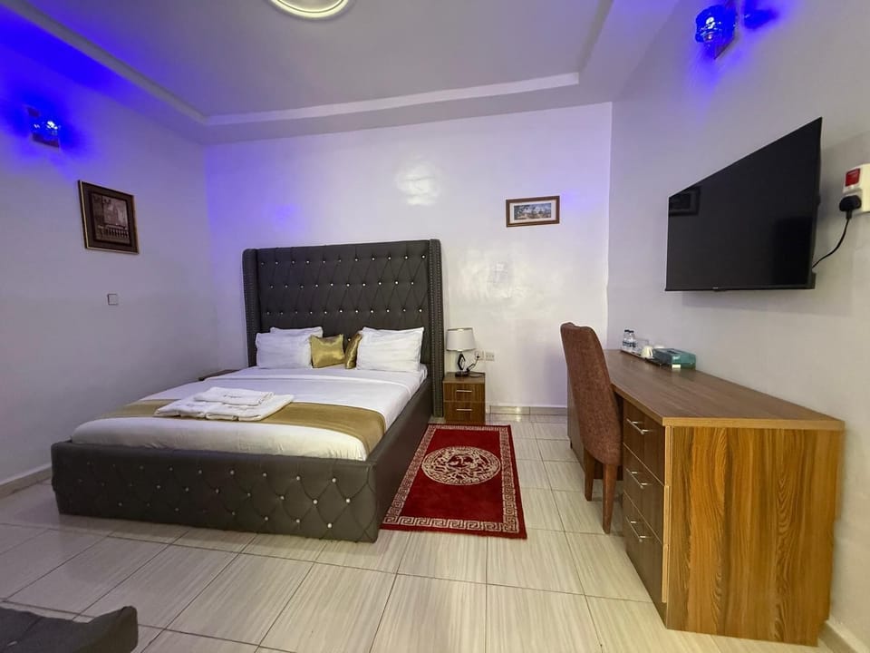 Exclusive Suite | Desk, laptop workspace, blackout drapes, free WiFi