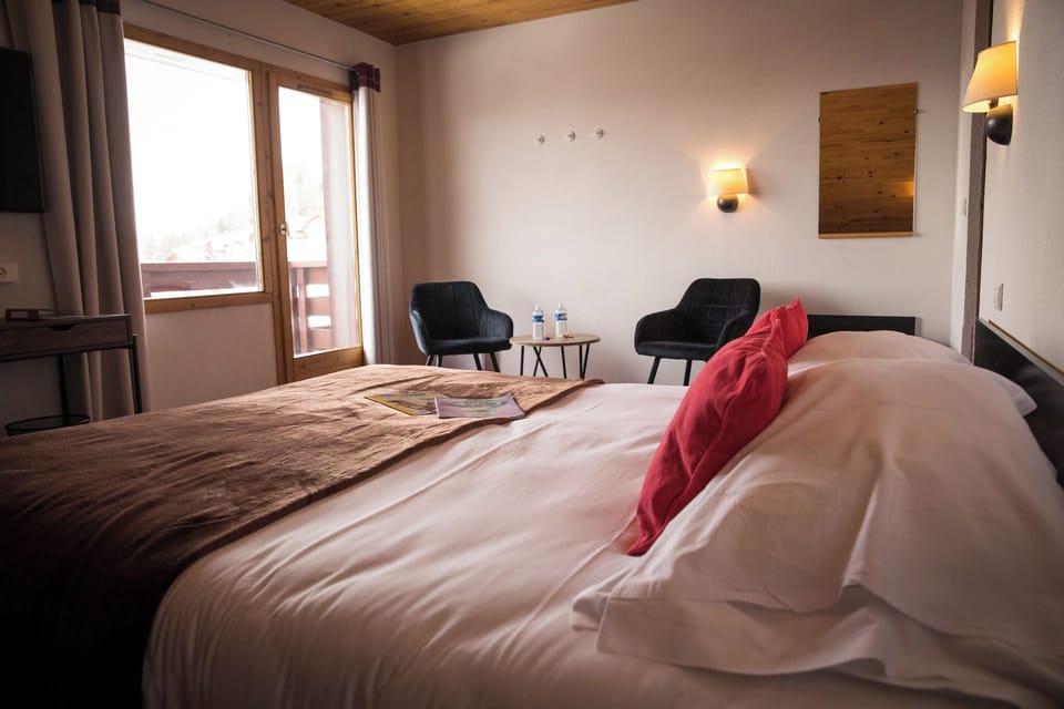 Deluxe Double Room, Valley View | Blackout drapes, free cribs/infant beds, free WiFi, bed sheets