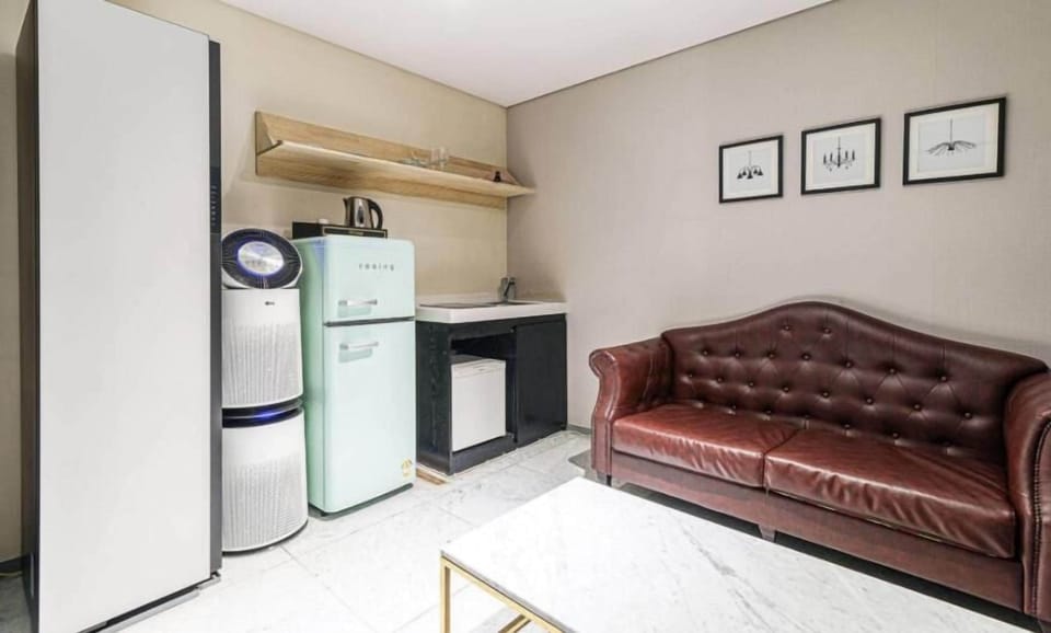 Family room (Free extra bedding) | Desk, laptop workspace, free WiFi, bed sheets