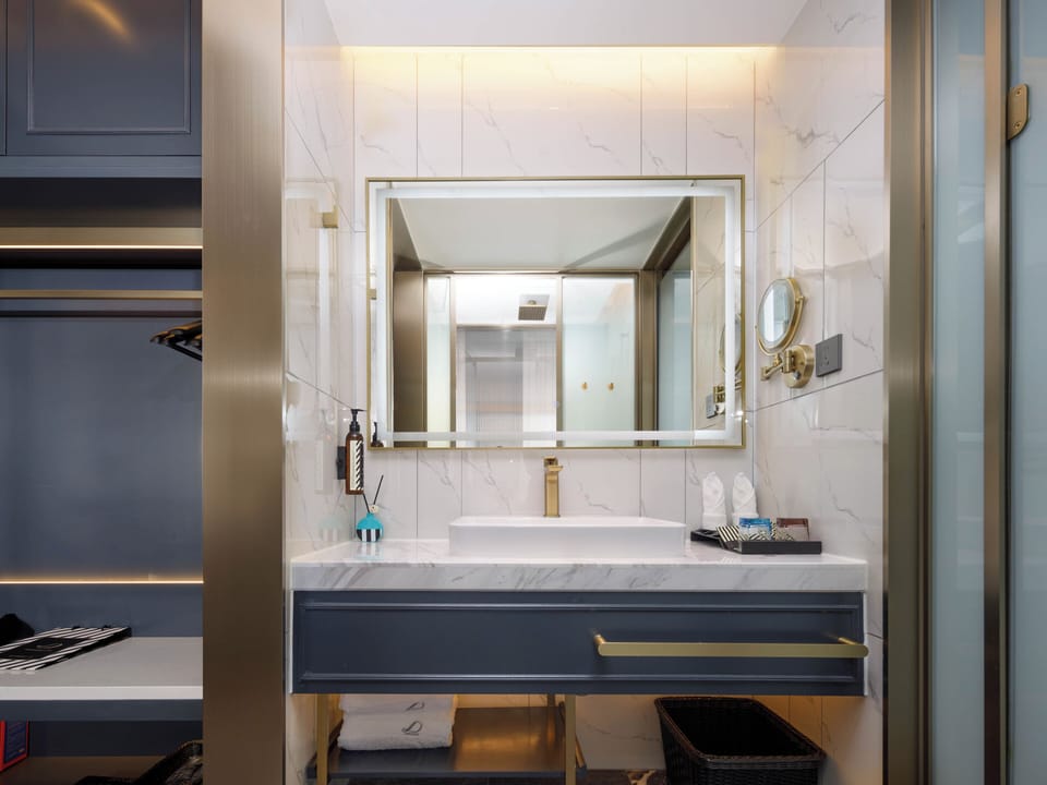 Exclusive Double Room | Bathroom | Free toiletries, hair dryer, slippers, towels
