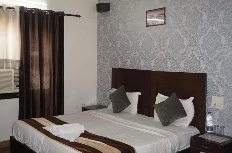 Basic Room | Desk, laptop workspace, free WiFi