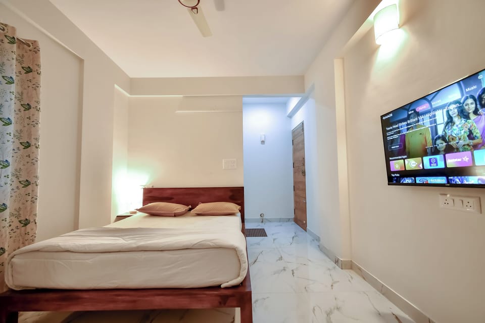 Deluxe Room, Balcony, City View | Desk, laptop workspace, iron/ironing board, rollaway beds