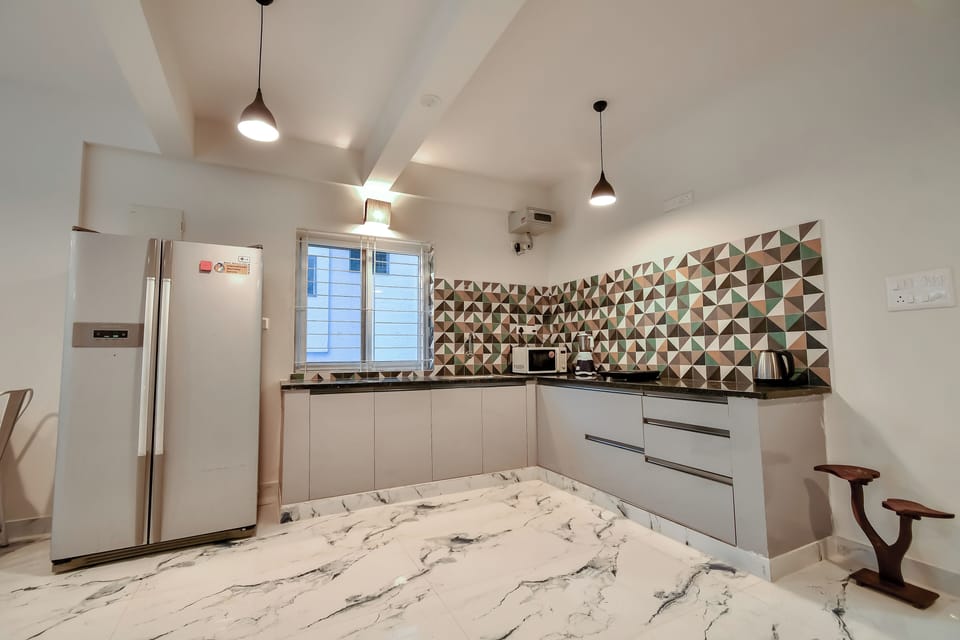 Deluxe Room, Balcony, City View | Shared kitchen facilities | Full-size fridge, microwave, cookware/dishes/utensils