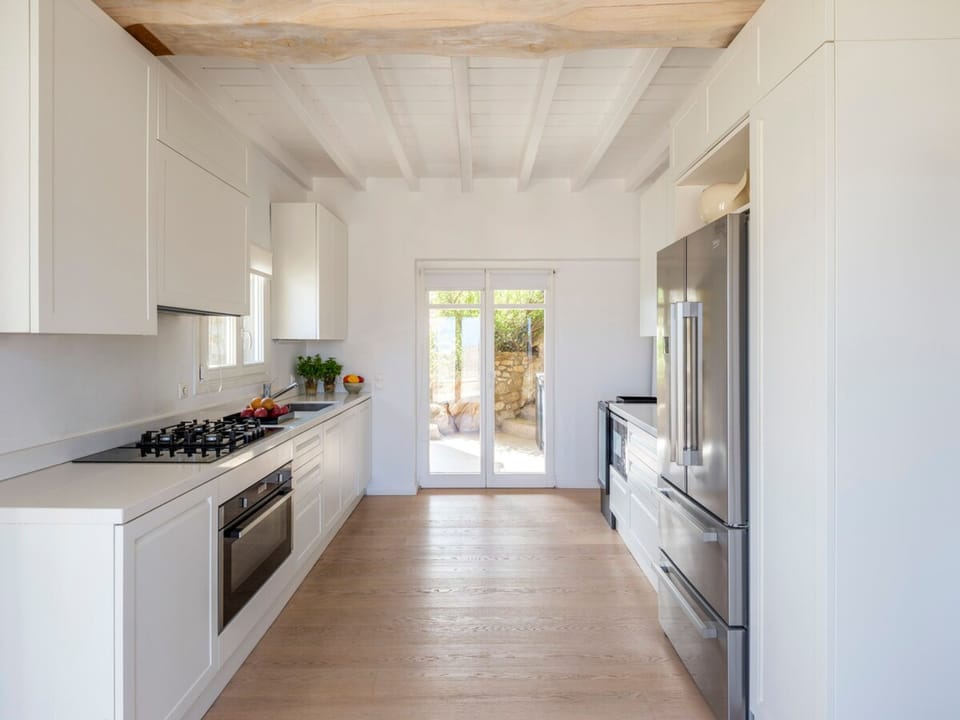 House | 6 bedrooms, desk