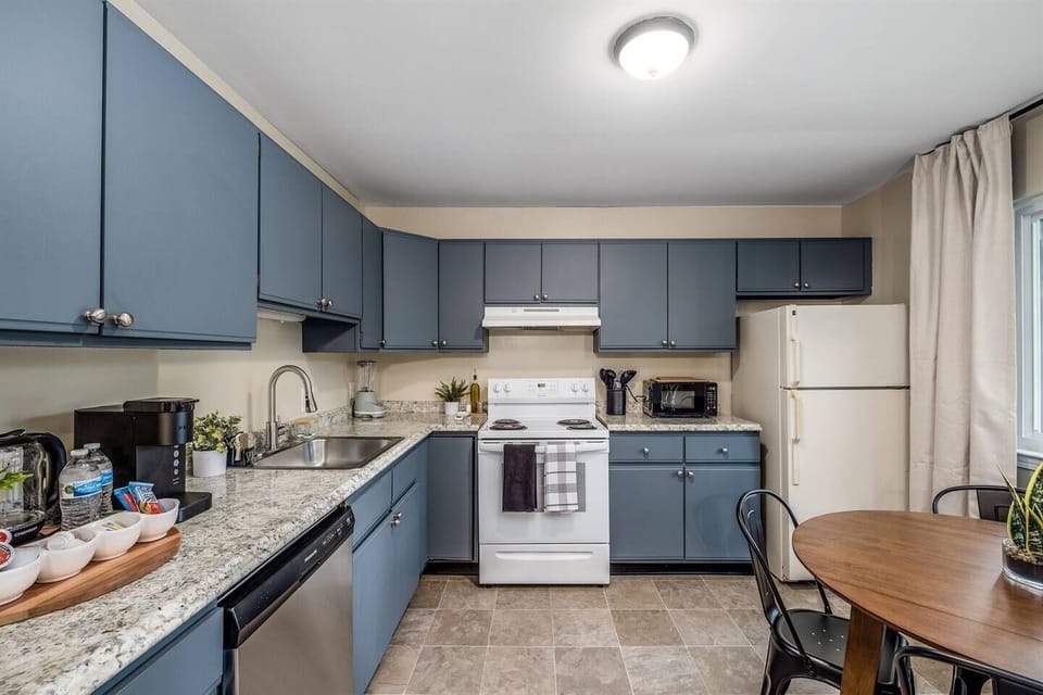 Apartment, 2 Bedrooms | Private kitchen | Fridge, oven, coffee/tea maker