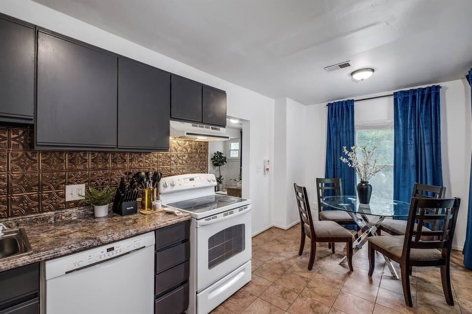 Apartment, 2 Bedrooms | Private kitchen | Fridge, oven, coffee/tea maker
