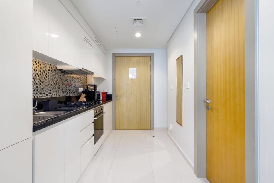 Luxury Studio Suite, City View | Private kitchen | Fridge, microwave, oven, stovetop