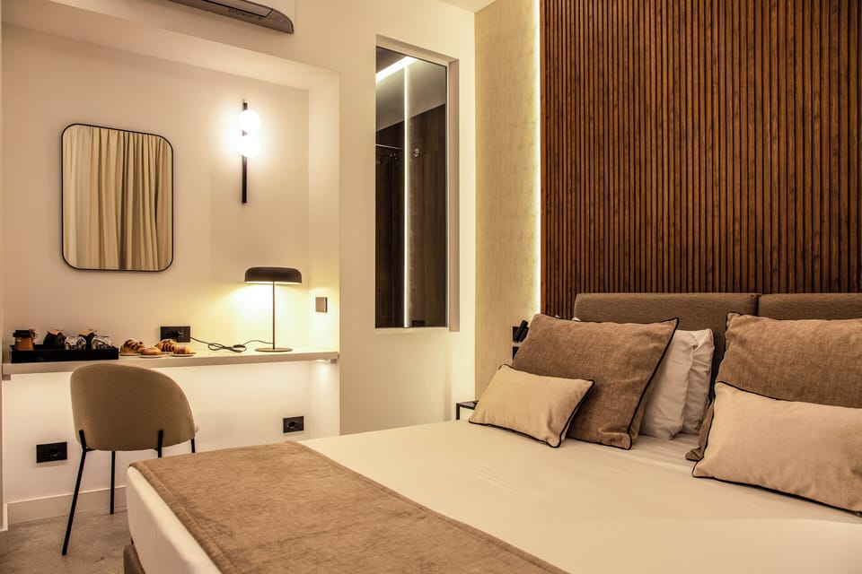 Deluxe Room | In-room safe, desk, blackout drapes, soundproofing