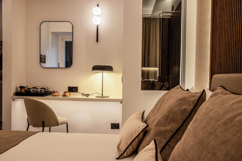Deluxe Room | In-room safe, desk, blackout drapes, soundproofing