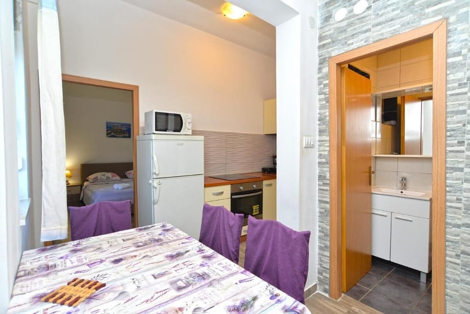 Apartment, 1 Bedroom, Smoking, Terrace | Dining room