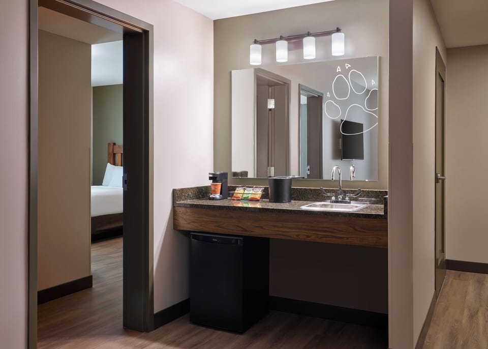 Premium Suite (Grizzly Bear) | 1 bedroom, in-room safe, free WiFi, bed sheets